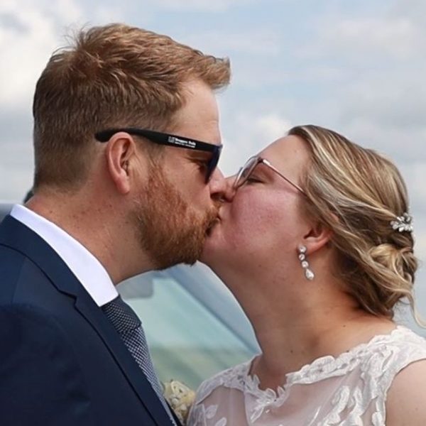 Wir möchten uns ganz herzlich bedanken. Die Zusammenarbeit war federleicht und man hatte ein gutes Gefühl. Die Ergebnisse sind wunderschön geworden und haben unsere Erwartungen weit übertroffen.  Ein wirklich schönes Geschenk diese Emotionen und eindrücke immer wieder anschauen zu können. Würden wir immer wieder machen!  Danke dir für deine Unterstützung und deinen Einsatz rund um unsere Hochzeit.  Dir viel Erfolg.  Mit freundlichen Grüßen Mark und Theresa Johannsen